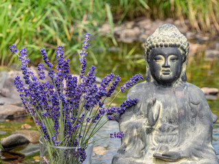 Buddha Statue mit Lavendel