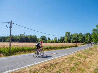 Radsportler beim Triathlon auf einer Landstraße