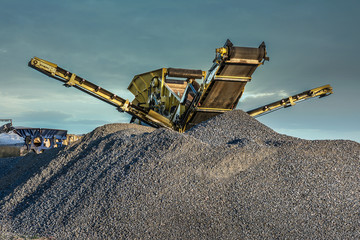 Professional machine for the transformation of stone into gravel