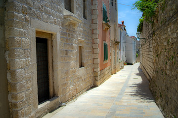 Obraz premium wąska ulica na starym mieście w dubrowniku w chorwacji