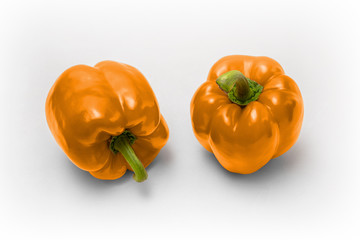 Zwei gleichfarbige orange Paprikas