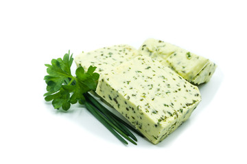 Kräuterbutter mit Petersilie auf weißem Hintergrund isoliert
