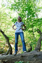 frau im wald an skurrilem baum