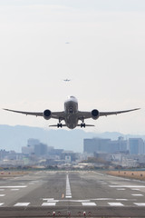 飛行機の離陸 -大阪国際空港- © photojapan