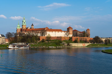 Obraz premium Krakow, Poland - April, 2019: Wawel castle famous landmark in Krakow Poland. Picturesque landscape on coast river Wisla.