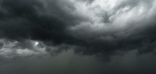 Obraz premium Dunkler Gewitterhimmel bei Sturm