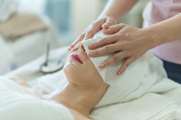 Obraz na płótnie Canvas woman having a massage