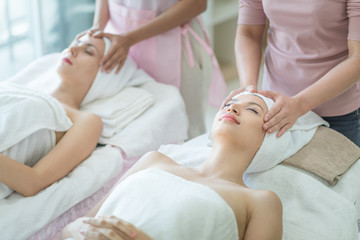 Obraz na płótnie Canvas woman receiving a massage