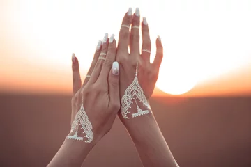 Weiße Handtätowierung im Boho-Stil. Böhmische Frau sorglos bei Sonnenuntergang, Foto im Freien. © Victoria Andreas