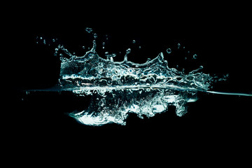 Obraz premium water splash isolated on dark black background
