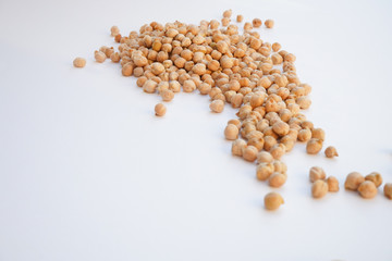 pois chiches sur fond blanc