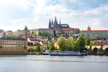 Obraz premium Prague cityscape with Prague Castle and Vltava river, Czech Republic