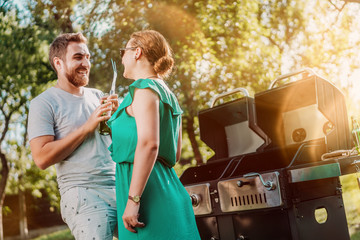 Naklejka premium Portrait of perfect caucasian couple laughing at barbecue party, friends having a good time