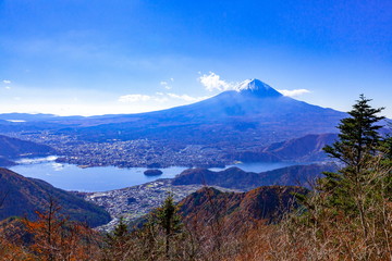 秋の富士山と河口湖、山梨県富士河口湖町新道峠にて