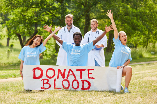 Aktivisten starten einen Blutspende Appell