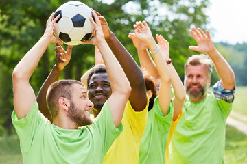 Übung mit Fußball beim Teambuilding Event © Robert Kneschke