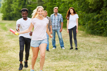 Junges Studenten Team beim Staffellauf