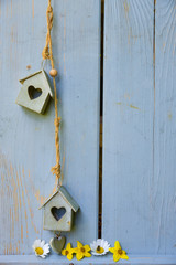 Holz Hintergrund hellblau mit Haus und Herz 