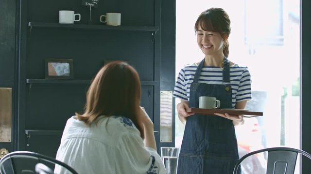 カフェ・スタッフ