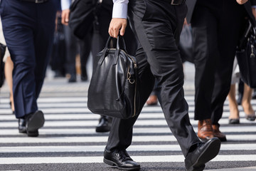 横断歩道を渡るビジネスマン足元