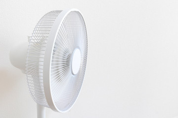 停止している白い扇風機の接写