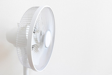 回転している白い扇風機の接写