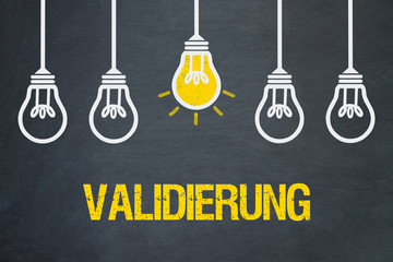 Validierung / Tafel mit Glühbirnen