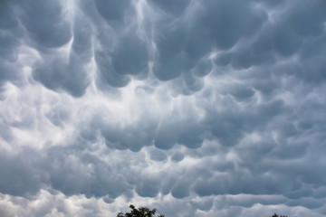 Unheimliche und bedrohliche Wolkenformationen am Abendhimmel.