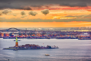 Statue of Liberty in New York - obrazy, fototapety, plakaty