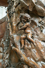 Angelot en bois sculpté, détail d'une chaire. Malines