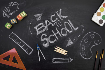 Inscription Back to school on blackboard