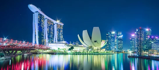  Panorama van het stadsbeeld van Singapore. mooie zakelijke moderne gebouw wolkenkrabber rond Marina Bay & 39 s nachts. mijlpaal en populair voor toeristische attracties: Singapore, 9 mei 2019 © Jo Panuwat D