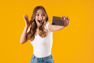 Naklejka premium Portrait of a cheerful young casual girl standing
