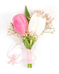 zwei Tulpen gebunden mit perlen Hase