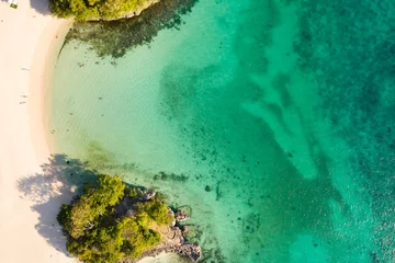 Photo sur Plexiglas Plage blanche de Boracay Blue lagoon with a white sandy beach. Beautiful coast of the island of Boracay. Tourists relax on the white beach.