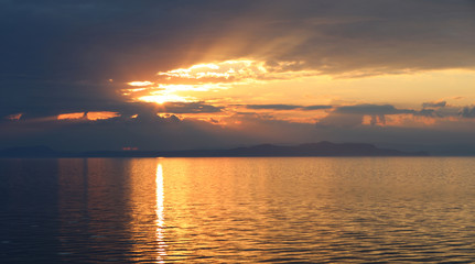 Sonnenuntergang am Meer vor der Küste Neuseeland