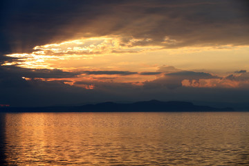 Obraz premium Sonnenuntergang am Meer vor der Küste Neuseeland
