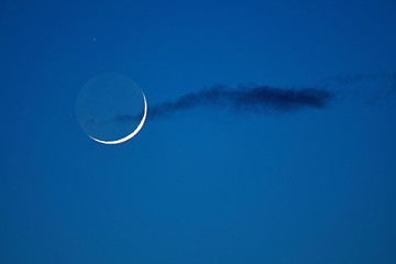 aufgehender Mond mit Wolke - Blaue Stunde