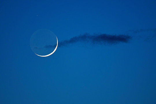aufgehender Mond mit Wolke - Blaue Stunde