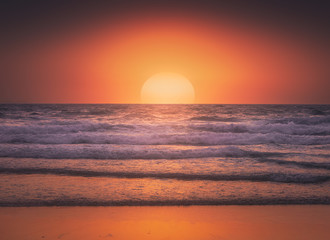 Obrazy na Szkle  Seascape tło pięknego zachodu słońca w morzu latem