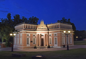 Obraz premium Tsaritsyno Palace complex in Moscow, founded by decree of Empress Catherine II in 1776. The construction was supervised by architects Vasily Bazhenov and Matvey Kazakov. Russia, Moscow, June 2019