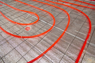 Installing a hose for underfloor heating in the room