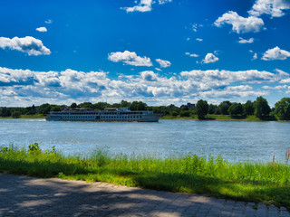 Flusslandschaft Rhein bei Bonn