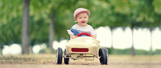 kleines Mädchen fährt im Tretauto im Park