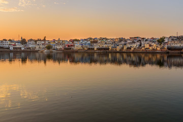 Obraz premium Ghats at Pushkar lake at sunset in Rajasthan. India