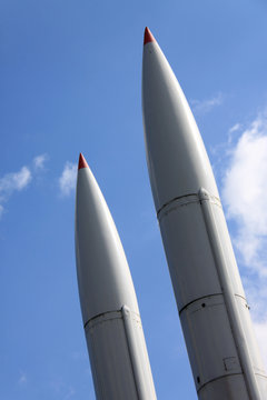 Zwei Raketen mit Sprengköpfen im Krieg