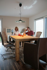 Mann und Frau am Tisch im Gespräch