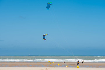 kite surfeur se préparant pour la navigation