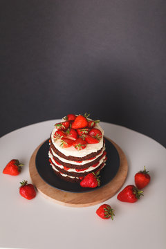 Strawberry cake with crust and cream