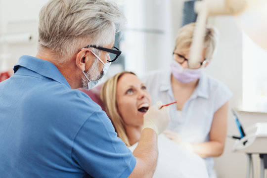 Zahnarzt behandelt eine Patientin